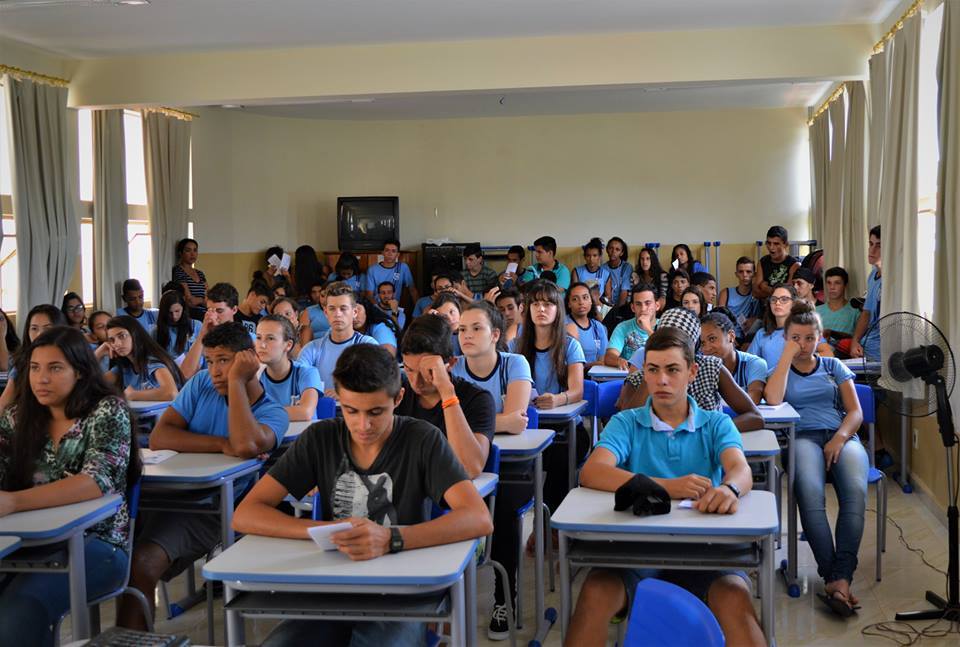 Jovens durante a apresentação do Parlamento Jovem na Escola Estadual Padre Egydio Reis